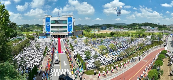 80,000 members of the Shincheonji Church of Jesus gathered for Sunday service astonishes Cheongju, South Korea